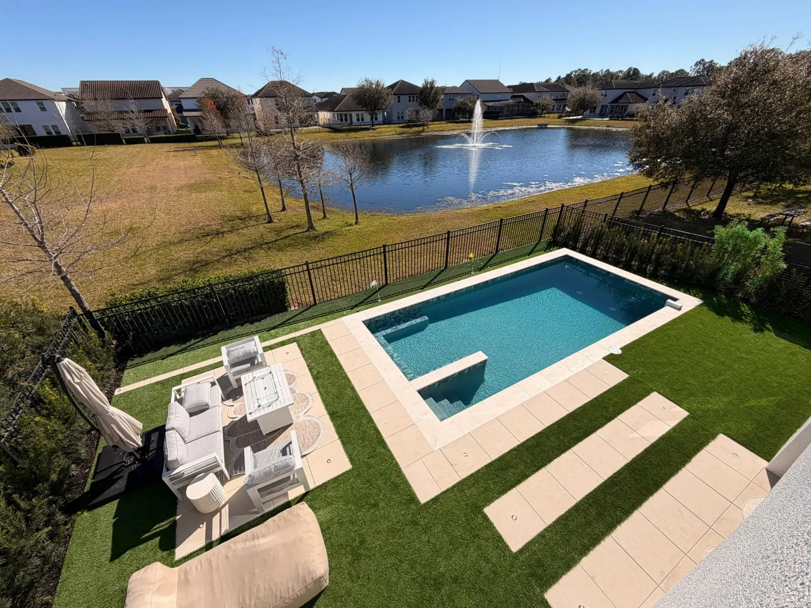 Custom Pools & Spas